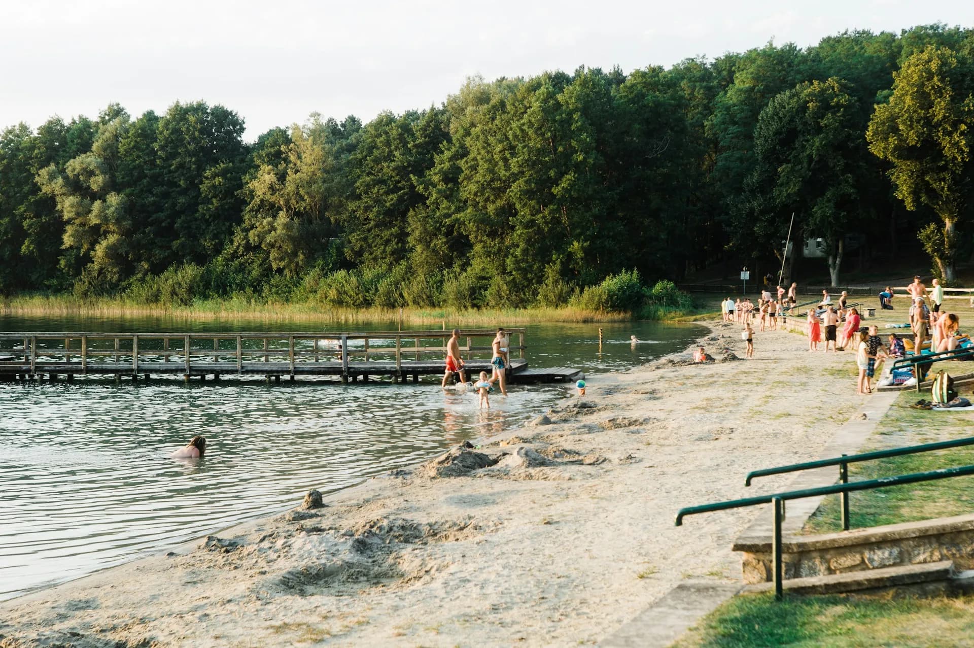 Najlepsze rodzinne plaże i kąpieliska w okolicy Jezioraka